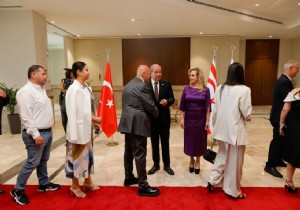 Cumhurbakan Ersin Tatar ve ei Sibel Tatar, halkla bayramlat