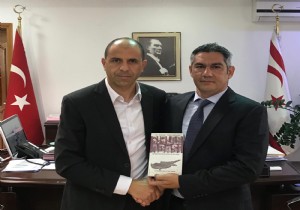 Yazar Turgl Tomgsehan Srlar Adas Romann zersay a Takdim etti